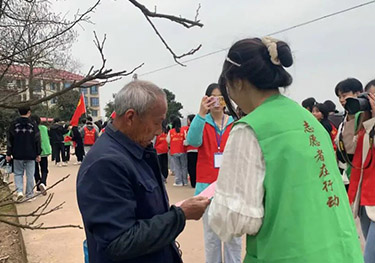 80“河小青”护河在行动